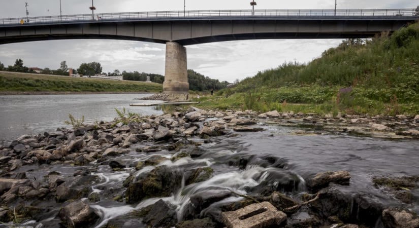 Extrém alacsony a Tisza, de még így is meglepően mély a legmélyebb pontján