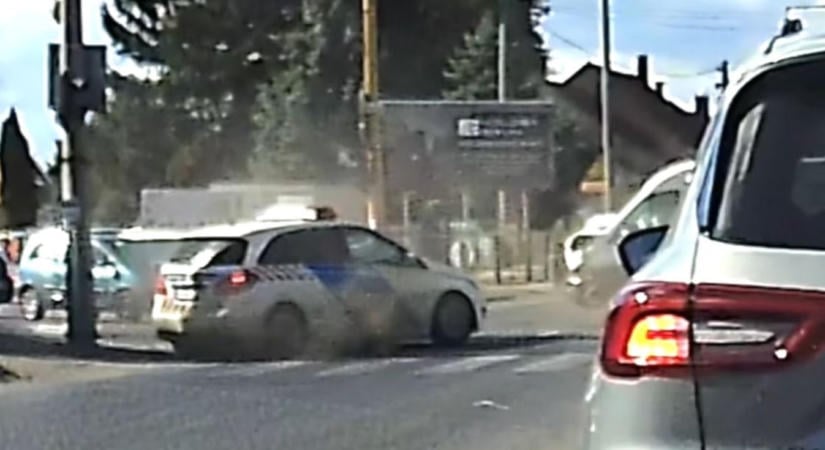 Rendőrautó ütközött Székesfehérváron, videóra vették a balesetet