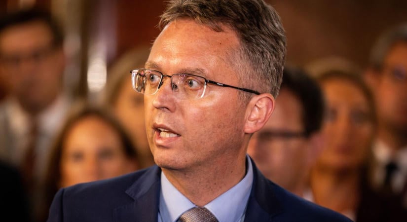 Hankó Balázs elhagyta a Parlamentet, hogy megjelenjen az ügyészségen