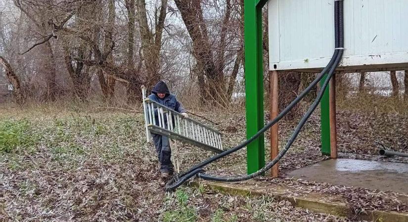 Jön a víz! Mentesítettek Tiszapüspöki szabadstrandján
