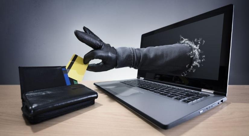 Kamu webáruházzal verte át vevőit a férfi, a szombathelyi bíróság elé állt a vádlott