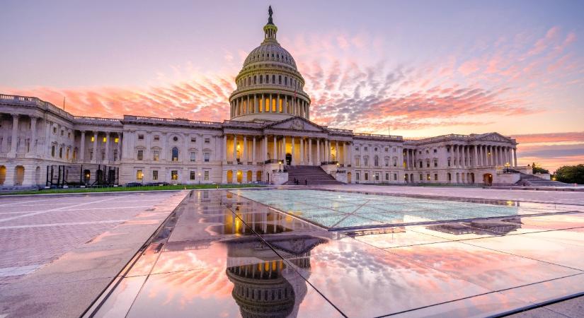 Félárbocon a zászlók az amerikai szenátor különös halála után