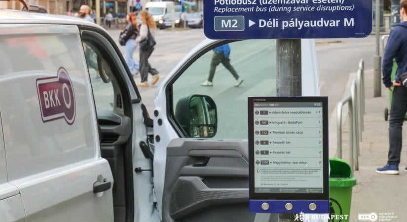 Okoseszközök lepik el a megállókat – Komoly újítást tesztel a BKK