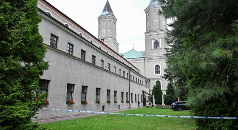 Késelés egy bencés kolostor templomában – halálos áldozat és sebesültek