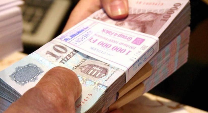 Jól látszik a kamatcsökkentések hatása: egyre olcsóbb személyi kölcsönöket veszünk fel