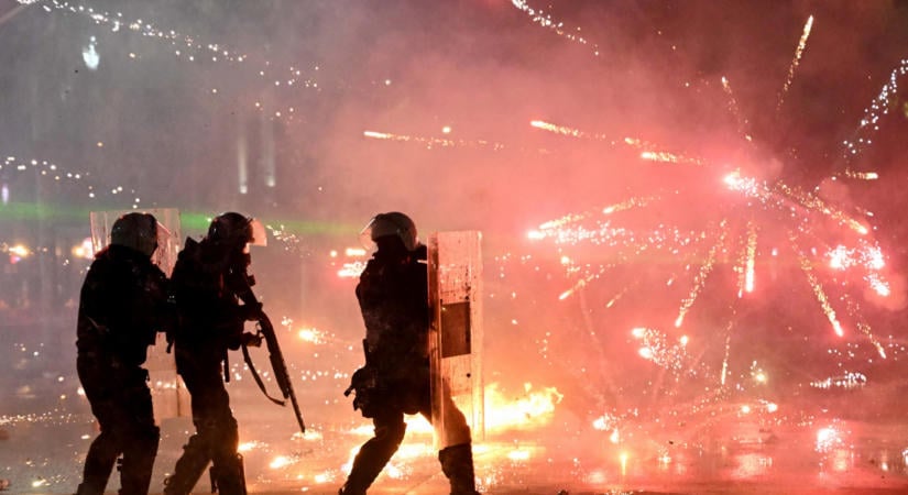 Háborús jelenetek és könnygázfelhő Tirana utcáin, a tüntetők felgyújtották a legfelsőbb bíróság épületét is
