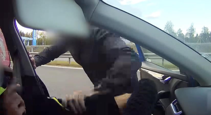 Gyereke előtt kezdte ütni a nőt egy dühöngő autós. A kamera mindent felvett