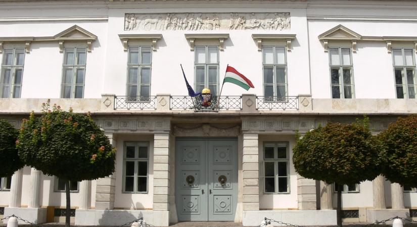 Sulyok Tamás külön határozatban tiltakozik az Alaptörvény módosítása ellen, amelyet közben aláírt
