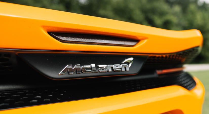 A McLaren is beadta a derekát, jön az első SUV-ja