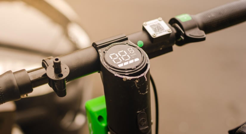 Küszöbön a szigorítás: korhatárhoz köthetik az elektromos rollerek használatát Magyarországon