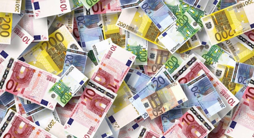 A Fitch szerint leghamarabb 2032-ben lehet magyar euró
