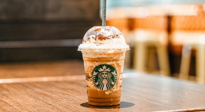 Miközben nálunk tombol a hőség, a Starbucks már bejelentette az őszt – és egy új íz teljesen megosztja a rajongókat