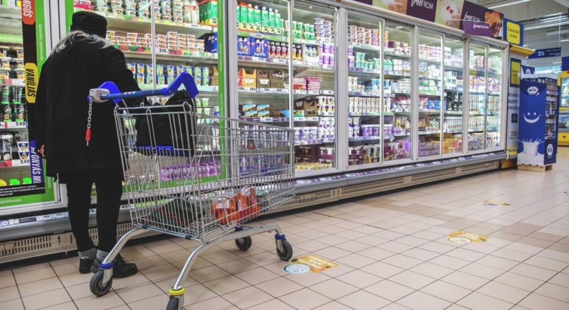 Visszavett a magyar lakosság: csökkent a boltok havi forgalma