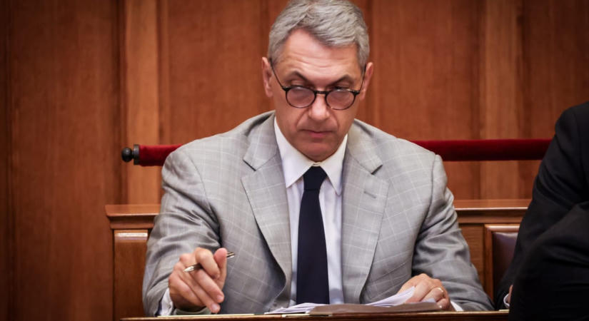 Lázár János minimálbért kapott a hiányzásai miatt