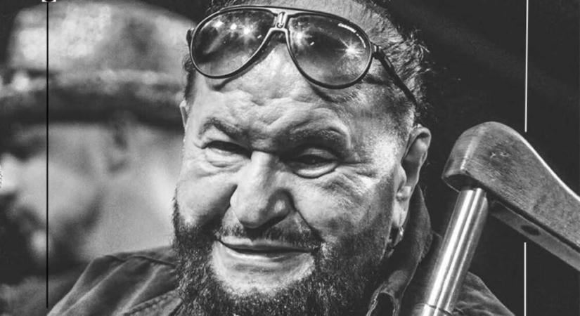‘Elnémult a mikrofon. Elment a legfeketébb hangú fehér énekes’ – Legyen könnyű neki a föld…..
