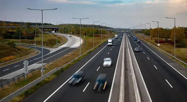 Baleset az M3-ason: a belső sávot foglalja el egy autó az M35-ös csomópontnál