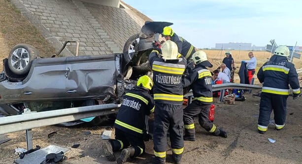 Tetejére borult a kocsi az M6-os sztrádán