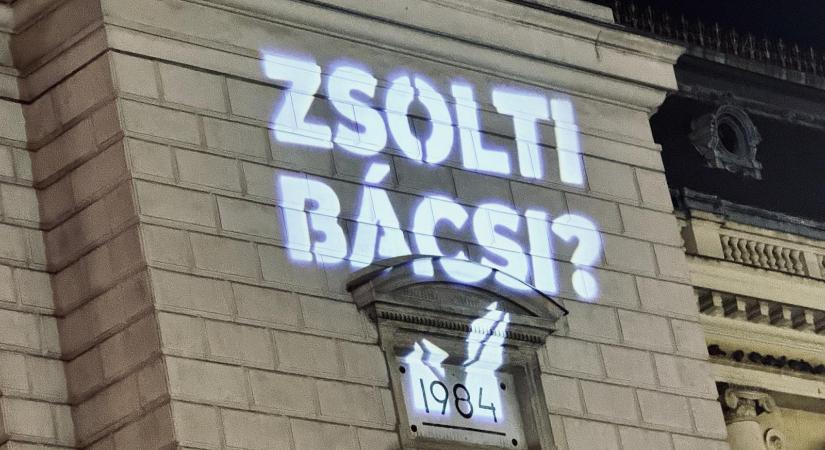 Zsolti bácsi kilétéről érdeklődött a Keleti pályaudvarnál a Momentum Mozgalom