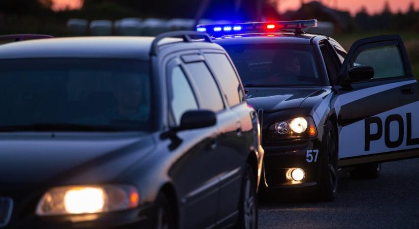 Lángoló autóból mentett ki egy texasi rendőr egy sofőrt az autópályán