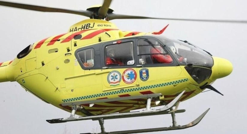 Teljes útzár a 442-esen: mentőhelikopter szállt le Falvánál, tömegek kényszerültek a földútra