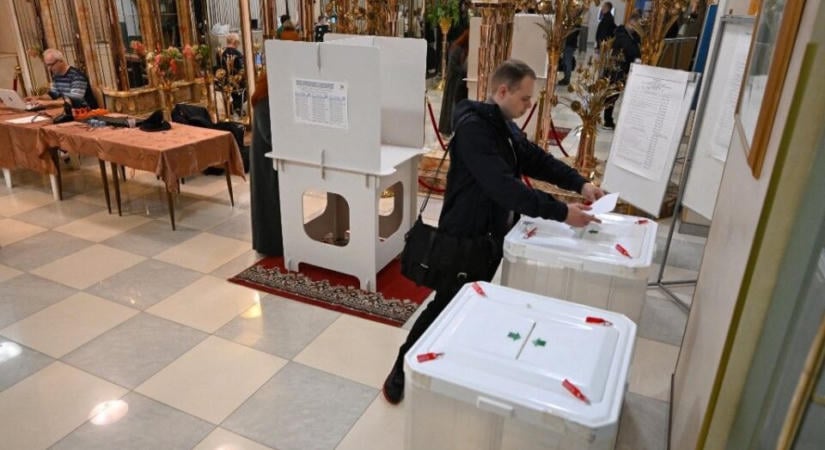 Oroszország „választásokat” tart. Ukrajna a demokráciát védi.
