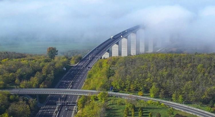 Le akart ugrani éjszaka egy férfi a kőröshegyi völgyhídról