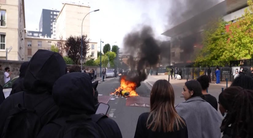 Tovább durvulnak a francia tüntetések: egy 15 éves fiú kezét tépte le egy gránát