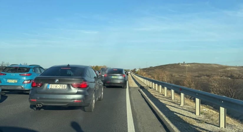 Baleset történt Öskü előtt, föld került az úttestre (helyszíni fotó)