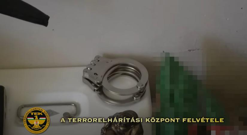 Bántotta és az asztal lábához bilincselte élettársát egy tatabányai férfi - videó