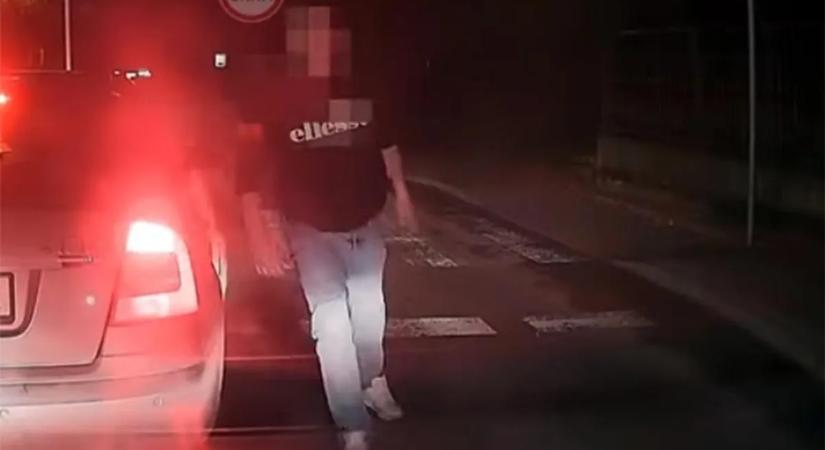 Elmebeteg autós támadt rá egy másikra, videón a félelmetes jelenet