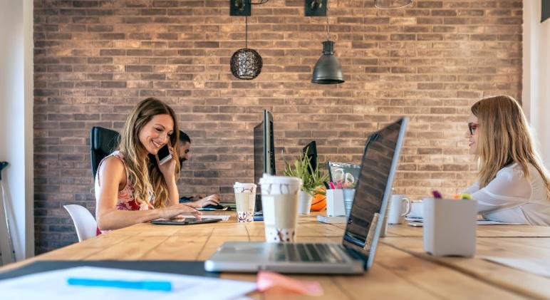 Coworking vagy otthoni iroda – Hol lehetsz a leghatékonyabb a nagyvárosi nyüzsgésben?