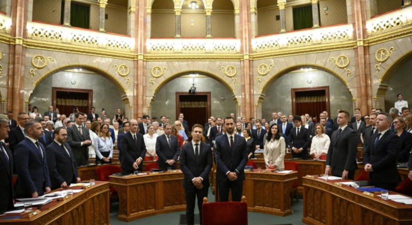 Kabaré: nem tudta elmondani az eskü szövegét a két új fideszes képviselő