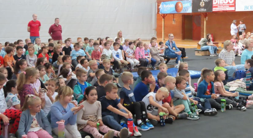 A legkisebb „gólyák” a Csiga Duóval ünnepelték az iskolássá válásukat – videóval