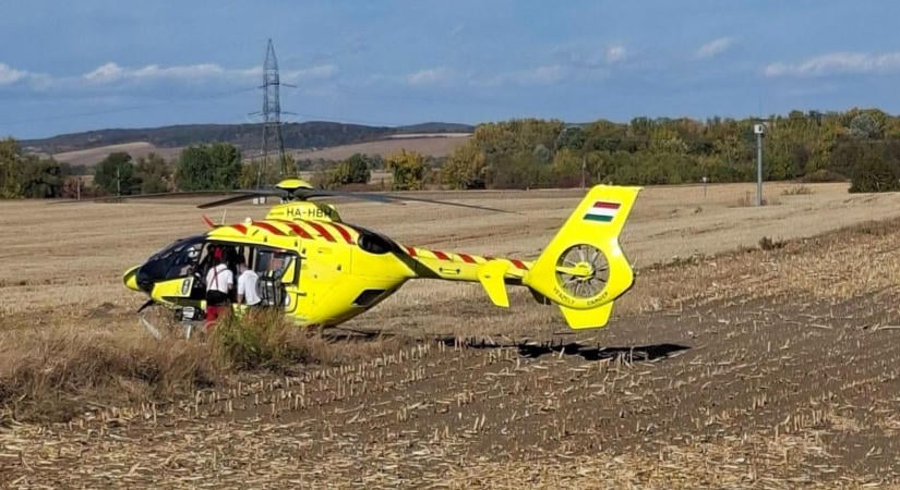 Hatalmas baleset a 26-oson, mentőhelikopter a helyszínen