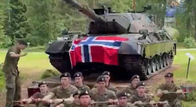 A norvég hadsereg még a vadászgépeken is a válogatottnak szurkol, a brit hadsereg Oasisszel válaszolt