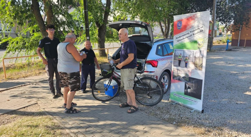 Vízosztással és folyamatos jelenléttel segítik a kánikulában a déli határ mentén élőket a polgárőrök