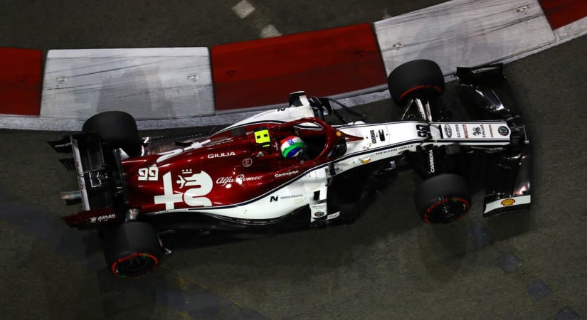 Egy daruskocsi miatt osztották ki az F1 egyik legfurcsább büntetését Szingapúrban