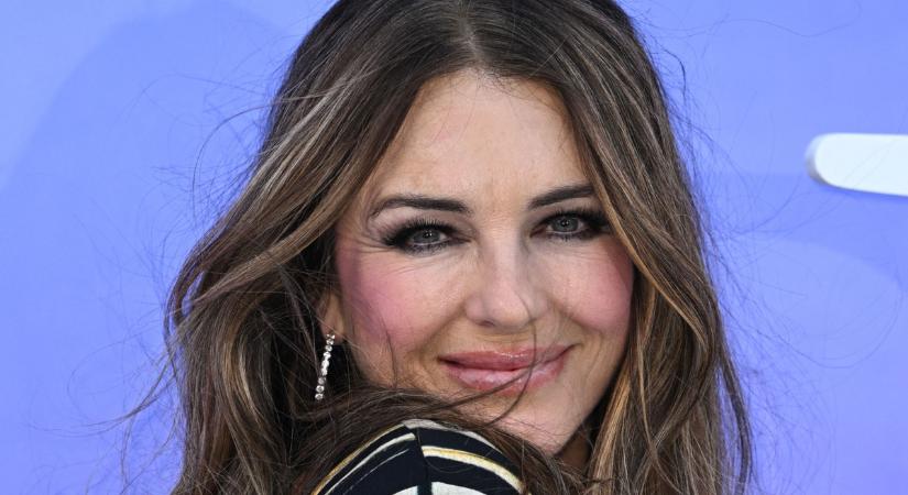 Lehetetlenség máshova nézni: elképesztő dekoltázst villantott Elizabeth Hurley