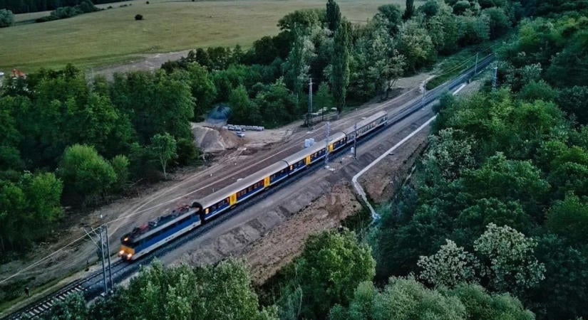 Újabb kellemetlen meglepetés az utasoknak: ismét pótlóbuszok járnak a vonatok helyett ezen a vonalon