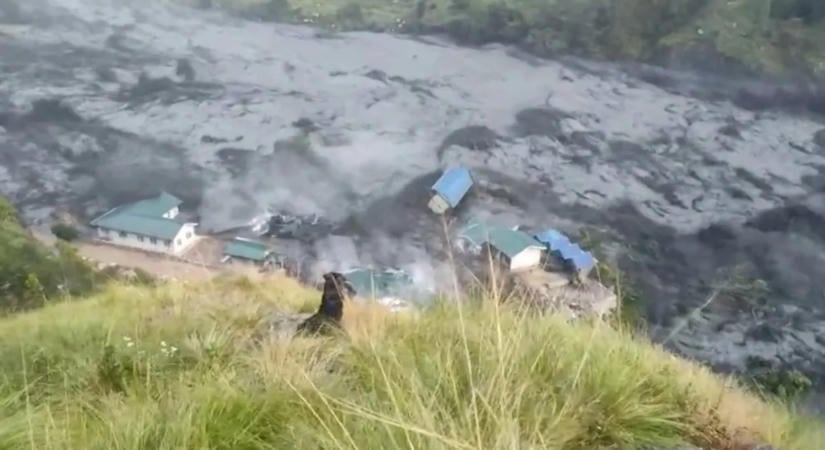 Újabb villámárvíz pusztított Nepálban, házakat és hidakat sodort el az áradás – videó