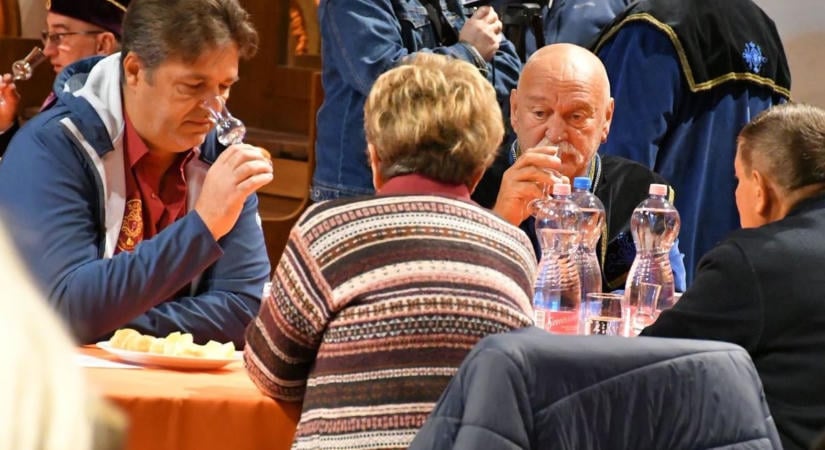 Pálinkaszentelés és rétessütés Jászkiséren: kihirdették a rangos nemzetközi verseny győzteseit