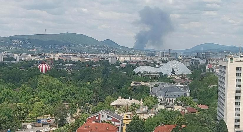 Valami nagyon ég Budapest környékén: sűrű, fekete füst száll fel, mi történhetett?