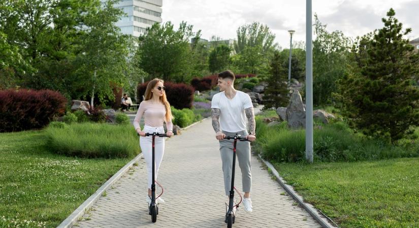 Szigorít Görögország: megtiltanák az elektromos rollerezést a 17 év alattiaknak
