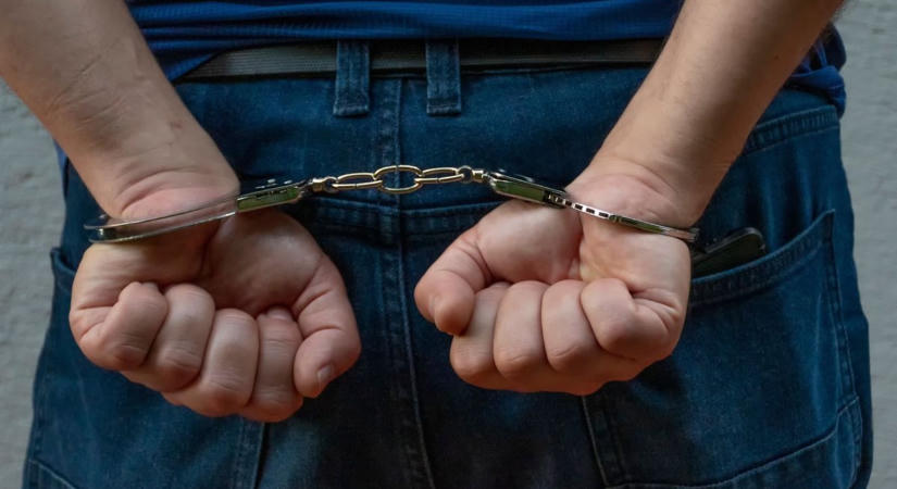 Bűnügyi felügyelet alatt lopott és drogozott a szegedi férfi, még a nyomkövetőt is levágta magáról