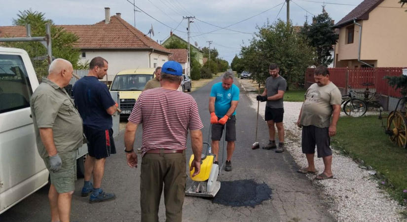 Elfogyott az anyag, saját pénzből folytatják a kátyúzást: egyetlen nap alatt összeállt a brigád Pusztamérgesen