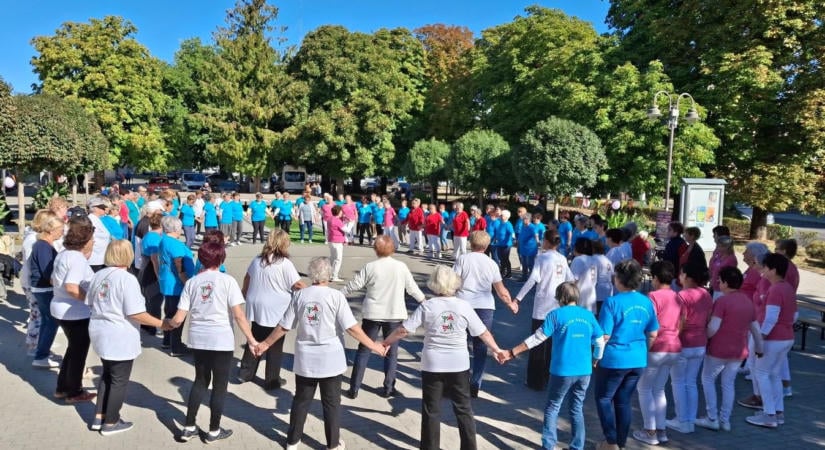 Közel háromszázan táncoltak együtt a város főterén az Alzheimer-kór világnapja alkalmából