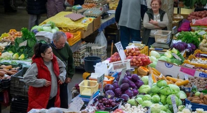Az őszi gyümölcsök mellett a temetőbe kiültethető virágok is megjelentek a piacon