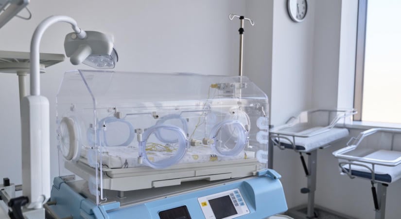Megszólalt a Szent János kórház a babamentő inkubátorban talált kislányról, ezt lehet tudni a sorsáról