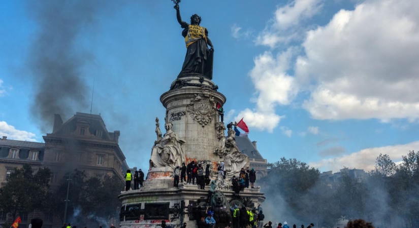 Franciaországba utazol a tüntetések idején? Erre készülj, hogy ne a helyszínen érjen kellemetlen meglepetés