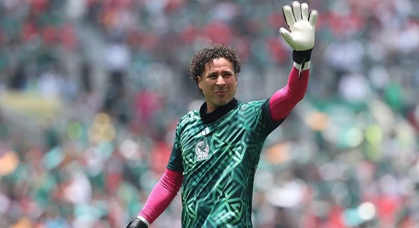 Az előzetes hírekkel ellentétben nem Ochoa védi Mexikó kapuját a csehek ellen, Patrik Schick is csak a kispadon ül